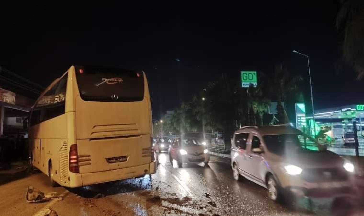 Tur otobüsü çarptığı otomobili sürükledi: 1 ölü